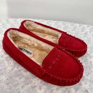 NWOT Berry Colored Suede Minnetonka Faux Fur Slippers